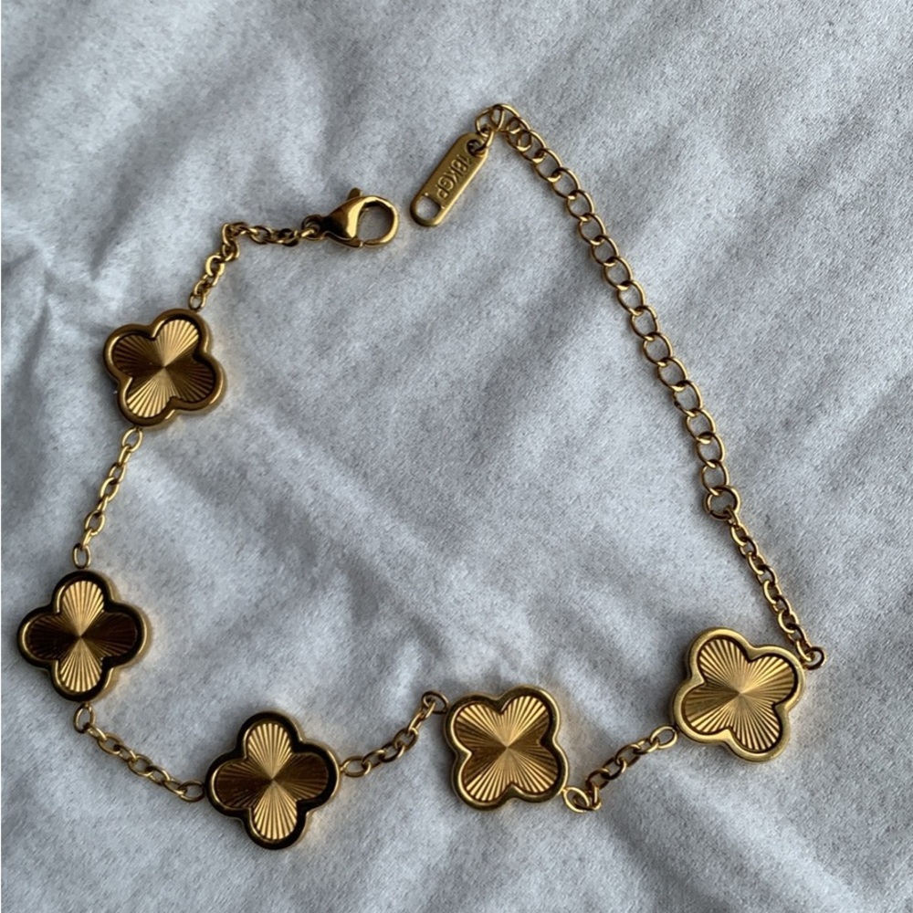 Chic Gold Clover Bracelet